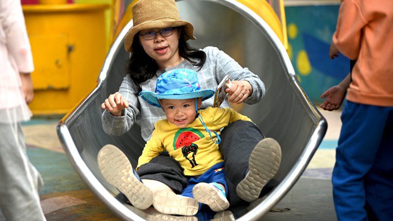 Fotografija: Kitajske oblasti bodo po 35 letih izvajanja politike enega otroka težko prepričale pare, naj imajo več potomcev. FOTO: Noel Celis/AFP