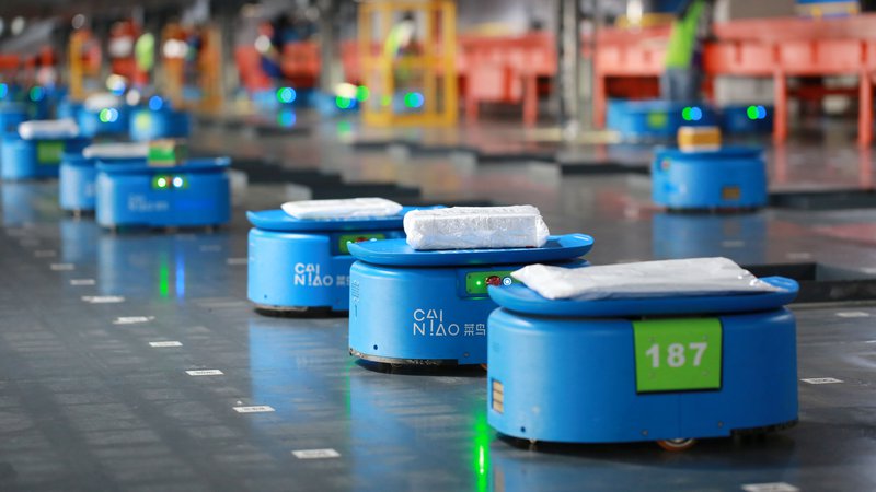 Fotografija: Robotski vozički so (le) ena veja avtomatizacije skladiščnega poslovanja. Precej večji izziv je avtomatiziranje pretoka podatkov o blagu. FOTO: Reuters