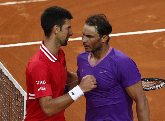 Novaku Đokoviću na koncu ni preostalo drugega, kot da je čestital Rafaelu Nadalu. FOTO: Guglielmo Mangiapane/Reuters