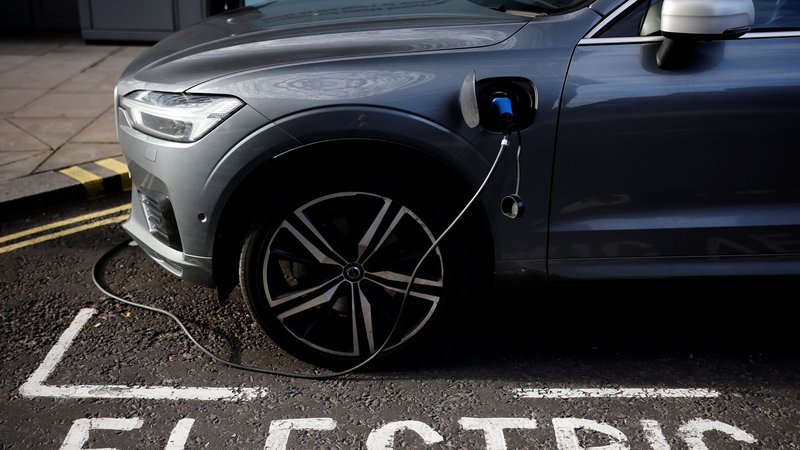 Fotografija: Evropska zveza potrošniških organizacij BEUCE se zavzema za državno podporo električnim avtomobilom, nasprotuje pa subvencijam za priključne hibride.
FOTO: Tolga Akmen / AFP