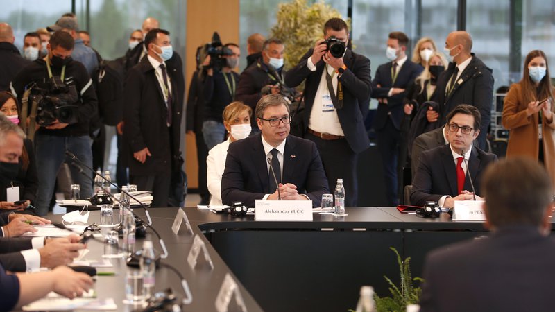 Fotografija: Predsednik Pahor je na Brdu pri Kranju priredil srečanje voditeljev pobude Brdo-Brioni. FOTO: Matej Družnik