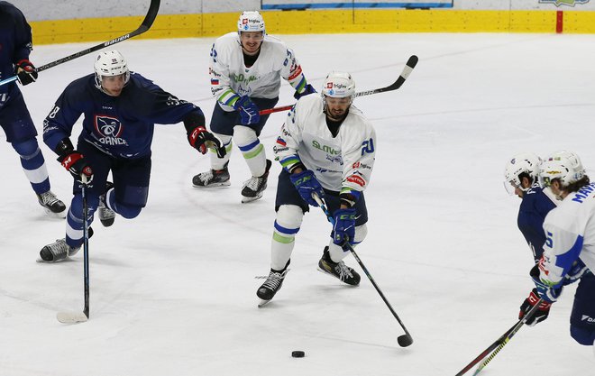 Slovenski hokejisti (na fotografiji Luka Kalan, Gregor Koblar in Luka Maver) so dosegli v Tivoliju drugo zmago. FOTO: Jože Suhadolnik