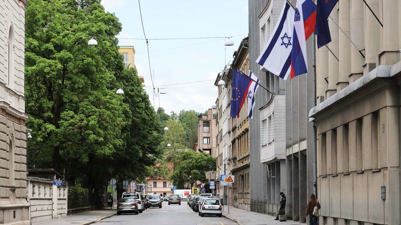 Fotografija: Vlada je izraelsko zastavo na svojem poslopju izobesila v petek. FOTO: Daniel Novakovič/STA