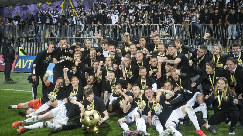 Fotografija: Takole so proslavili naslov prvaka nogometaši Mure. FOTO: Jure Eržen
 
