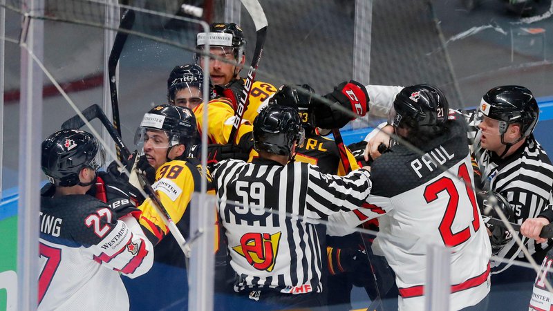 Fotografija: Vroča kri na mrzlem ledu: takole so se po tekmi (spo)prijeli Kanadčani in Nemci. FOTO: Vasily Fedosenko/Reuters
