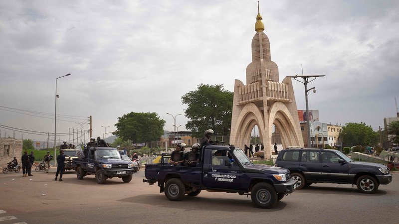 Fotografija: Na ulicah Bamaka je bilo danes mirno in tiho. FOTO: Michele Cattani/AFP