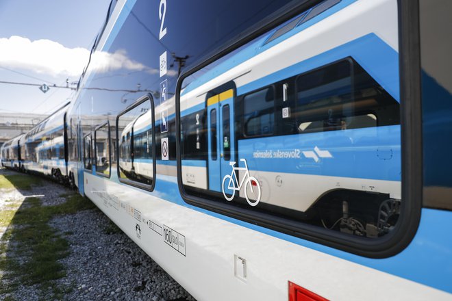 Novi vlaki ljudi zelo zanimajo, ugotavlja Darja Kocjan. FOTO: Uroš Hočevar/Delo