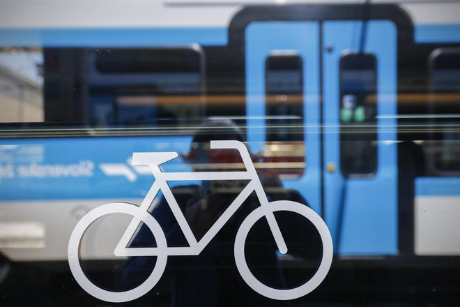 Vsi novi vlaki bodo imeli prostor za vsaj deset koles, ki jih bo preprosto spraviti na vlak. FOTO: Uroš Hočevar/Delo