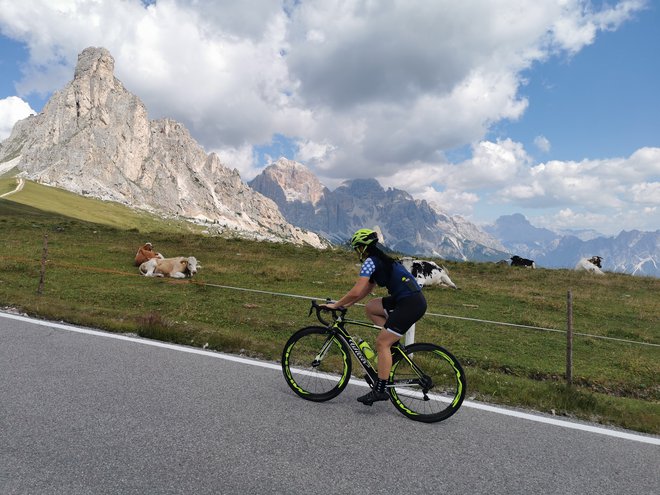 Prelaz Giau ljubijo kolesarji, ki uživajo v izzivu težkega vzpona po neskončnih ovinkih do vrha.