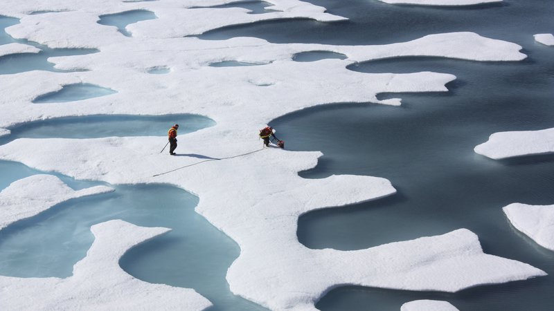 Fotografija: Pod čedalje hitreje talečim se ledom se skrivajo ogromna naravna bogastva, severna morska pot pa bo zelo skrajšala plovbo med celinami. FOTO: Nasa/Reuters