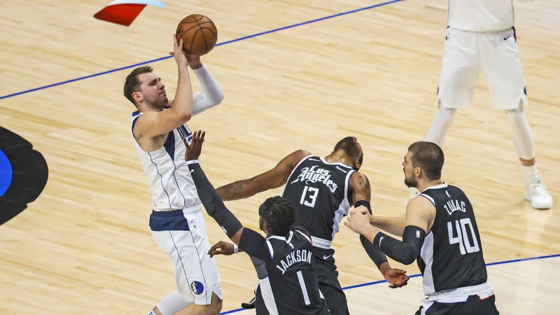Fotografija: Poskusi Luke Dončića proti trem obrambnim košarkarjem LA Clippers tokrat niso niso prinašali uspeha. FOTO: Kevin Jairaj/USA Today Sports