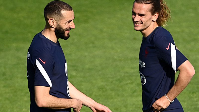 Fotografija: Antoine Griezmann (desno, levo Karim Benzema) se ta čas že pripravlja s francosko reprezentanco na euro 2020. FOTO: Franck Fife/AFP