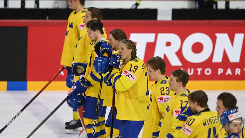 Fotografija: Švedi sklonjenih glav zapuščajo Rigo. FOTO: Gints Ivuskans/AFP