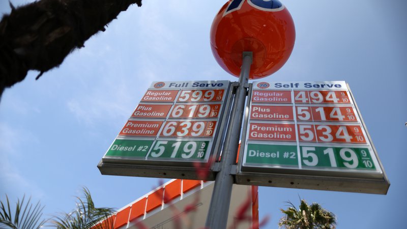 Fotografija: Vse višje cene goriva na črpalkah so znak inflacije, ki ga zaznamo tudi potrošniki. FOTO: Lucy Nicholson/Reuters