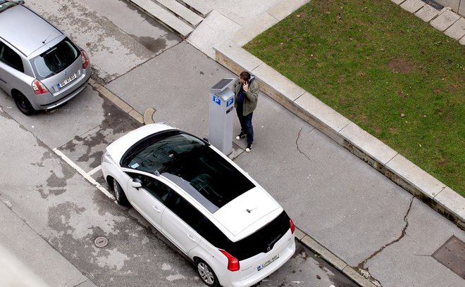 Namesto plačevanja parkirišča bi z oddajo vozila lahko kaj zaslužili. FOTO: Roman Šipić/Delo