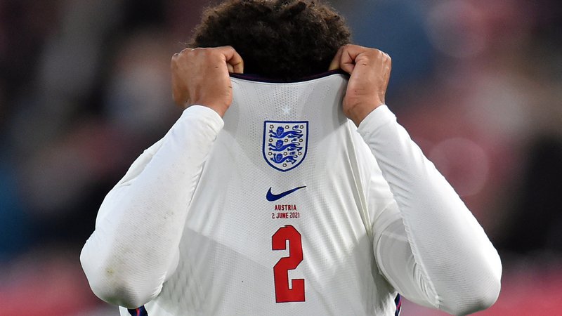 Fotografija: Trent Alexander-Arnold v obupu, ko se je poškodoval na sredini prijateljski tekmi Anglije z Avstrijo. FOTO: Peter Powell/Reuters