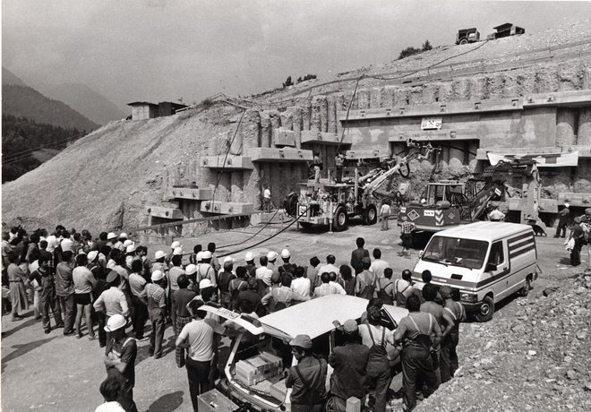 Vrtanje predora se je zares začelo 12. avgusta 1986. Po 1021 dneh, to je 28. maja 1989 ob 7.15, so delavci, ki so gradili slovenski del, končali izkop in prišli do meje z Avstrijo.<br />
Foto Srdjan Živulović/Bobo