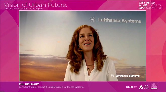 Erin Beilharz, svetovalka za digitalne projekte in transformacijo v Lufthansa Systems, je predstavila tri glavne trende, ki bodo oblikovali mestno logistiko. FOTO: Leon Vidic/Delo