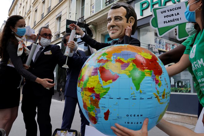 Nasprotniki Macrona na protestu danes v Parizu. FOTO: Pascal Rossignol/Reuters