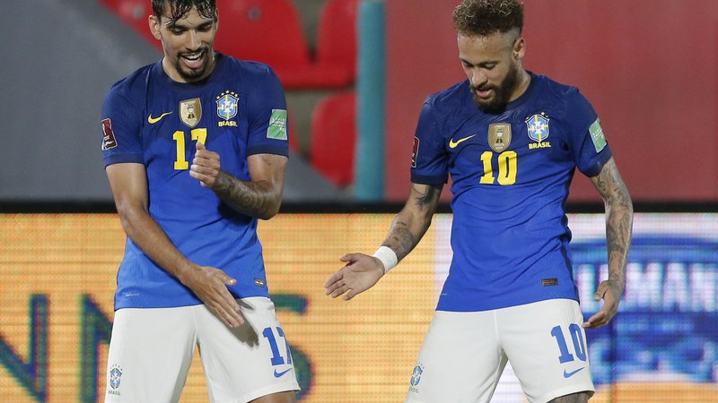 Fotografija: Brazilija neustavljivo drvi proti Katarju in je nanizala že šesto kvalifikacijsko zmago. V Paragvaju sta bila strelca Neymar (desno) in Lucas Paqueta. FOTO: Cesar Olmedo/Reuters