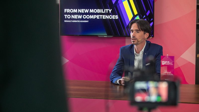 Fotografija: Izzive sodobne mobilnosti moramo naslavljati tako s tehnologijami kot tudi z ljudmi, je poudaril François Delion, generalni direktor podjetja Renault Nissan Adriatic.  FOTO: Voranc Vogel/Delo