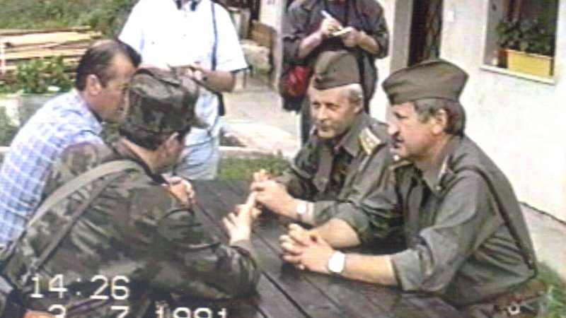 Fotografija: Pogajanja predstavnikov TO in občine Dravograd s poveljniki JLA med osamosvojitveno vojno. Foto dokumentacija Dela