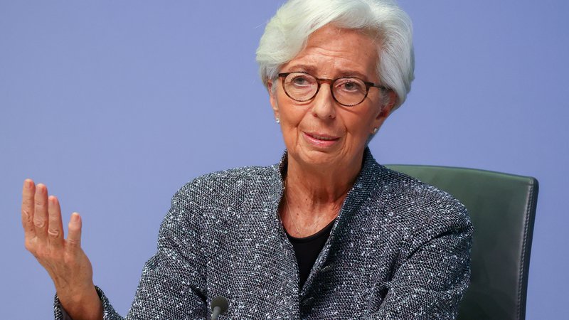 Fotografija: Svet ECB, ki ga vodi Christine Lagarde, vztraja pri ohlapni in spodbujevalni denarni politiki. FOTO: Kai Pfaffenbach/Reuters