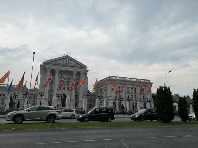 Ob našem obisku je bilo širše središče Skopja neprevozno, opozicija je blokirala tri največje avenije skozi mesto, tudi tisto, ki pelje mimo vlade (na fotografiji). FOTO: Milena Zupanič/Delo