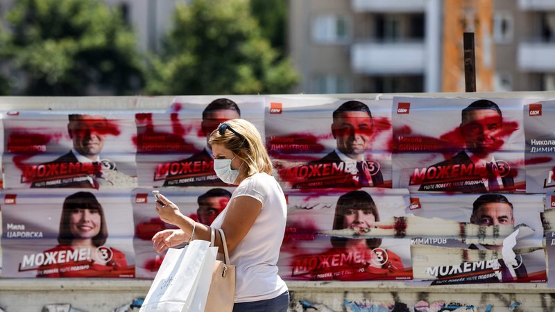Fotografija: V Severni Makedoniji se pogovori nenehno vrtijo okoli domače politike. FOTO: Robert Atanasovski/AFP