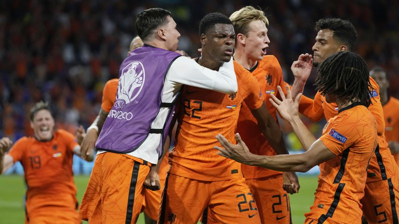Fotografija: Veselje Nizozemcev po tretjem golu za končnih 3:2. FOTO: Peter Dejong/Reuters