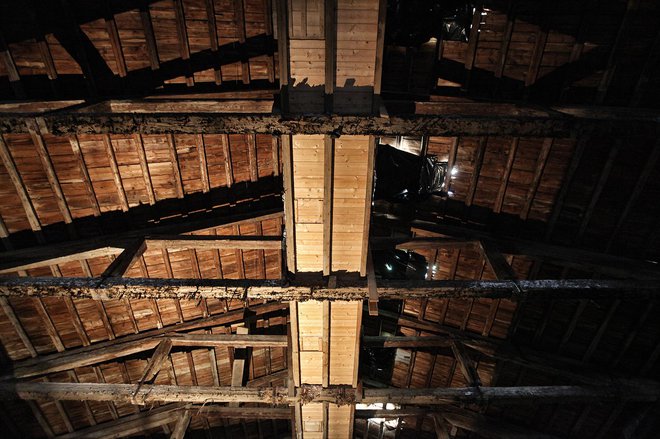 Najbolj slikoviti del stavbe je leseno ostrešje, ki so ga zgradili iz zelo dolgih lesenih tramov, debelih 32 do 36 centimetrov. Foto Jože Suhadolnik