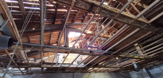 Prenovljena streha bo šele prvi konkretnejši korak k vsebinski prenovi tega prostora. Foto Boris Šuligoj