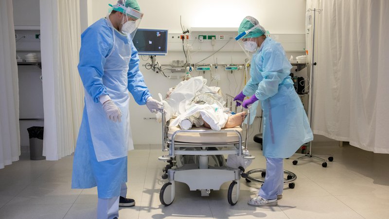 Fotografija: V bolnišnicah trenutno zdravijo 122 covidnih bolnikov, kar je najnižje število zasedenih postelj po 7. oktobru lani. FOTO: Voranc Vogel/Delo