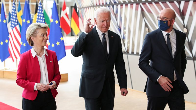 Fotografija: Predsednica evropske komisije Ursula von der Leyen in predsednik evropskega sveta Charles Michel na pogovorih z ameriškim predsednikom Joejem Bidnom v Bruslju. FOTO: Yves Herman/Reuters