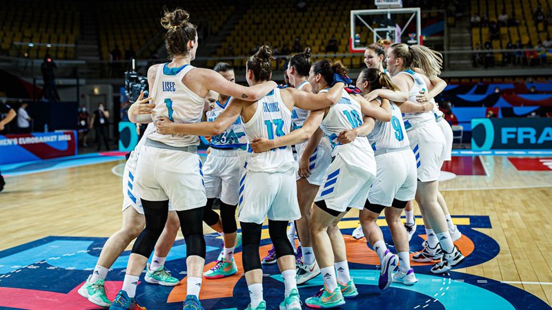 Fotografija: Veselje slovenskih košarkaric po gladki zmagi proti Turčiji. FOTO: FIBA