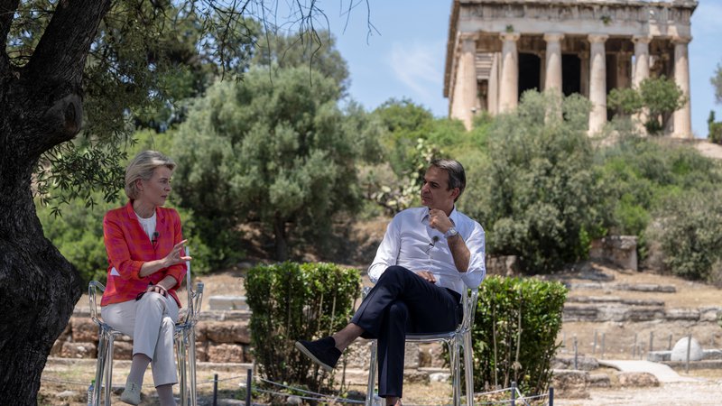 Fotografija: Med državami, ki jih je predsednica evropske komisije Ursula von der Leyen obiskala te dni, je tudi Grčija, kjer se je srečala s premierom Kiriakosom Micotakisom. FOTO: Petros Janakuris/Reuters