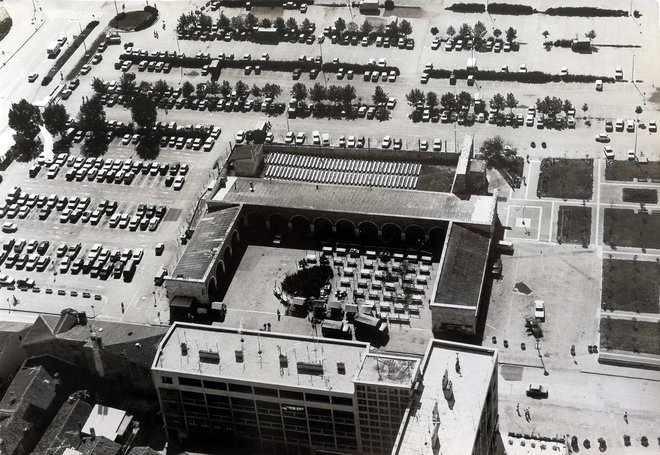Prvotno ozko podkvasto tržnično zgradbo so leta 1950 postavili po načrtih Jožeta Kregarja. Zadaj je letni kino. FOTO: arhiv  Studia arhitektura