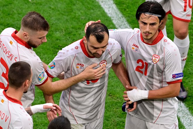 Makedonski nogometaši so pozdravili zadnji reprezentančni nastop Gorana Pandeva. FOTO: Olaf Kraak/AFP