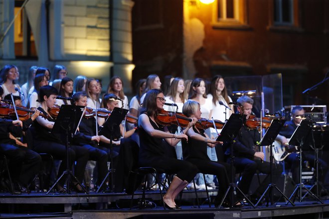 Zimzelene melodije so prepevali pevci in pevke različnih generacij ob spremljavi Simfoničnega orkestra in Big Banda RTV Slovenija. FOTO: Leon Vidic/Delo