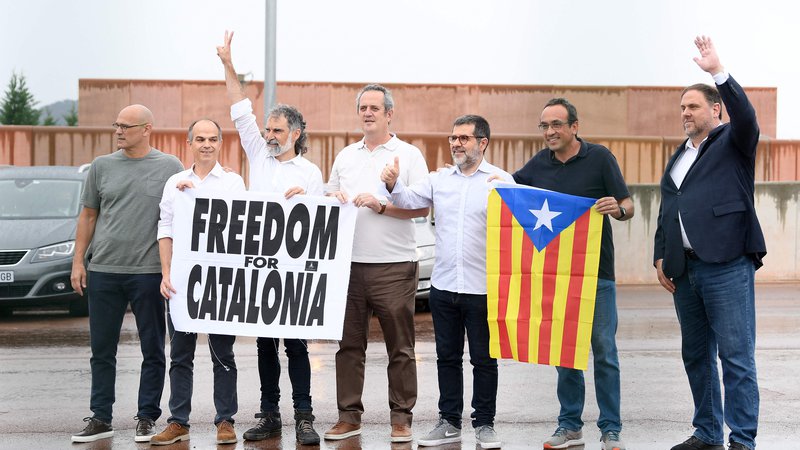 Fotografija: Pomiloščeni nekdanji katalonski voditelji zahtevajo svobodo v Kataloniji. Foto Josep Lago/AFP