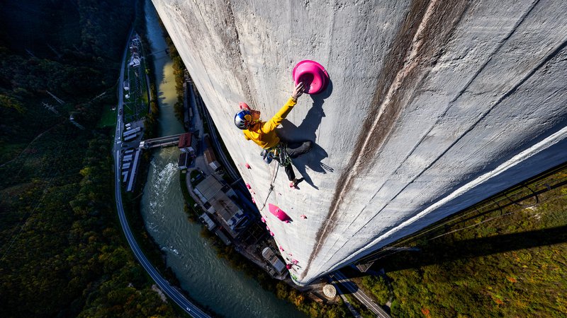 Fotografija: Podvig Domna Škofica (na fotografiji) in Janje Garnbret, ki jima je uspelo splezati na 360-metrski dimnik trboveljske termoelektrarne, prikazuje film 360 Ascent. FOTO: Jakob Schweighofer/Red Bull Content Pool