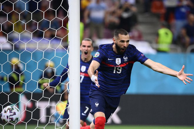 Karim Benzema je z dvema goloma zrežiral zasuk po zaostanku Francije z 0:1. FOTO: Franck Fife/AFP