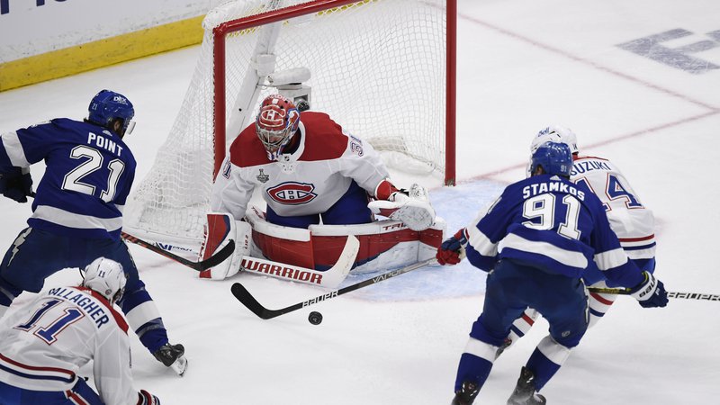 Fotografija: Vratar Montreala Carey Price v prvi finalni tekmi končcie v NHL ni bil kos valom napadov domačih hokejistov, centrov Brayden Pointa  in Stevena Stamkosa (91). FOTO: Douglas Defelice/Usa Today Sports