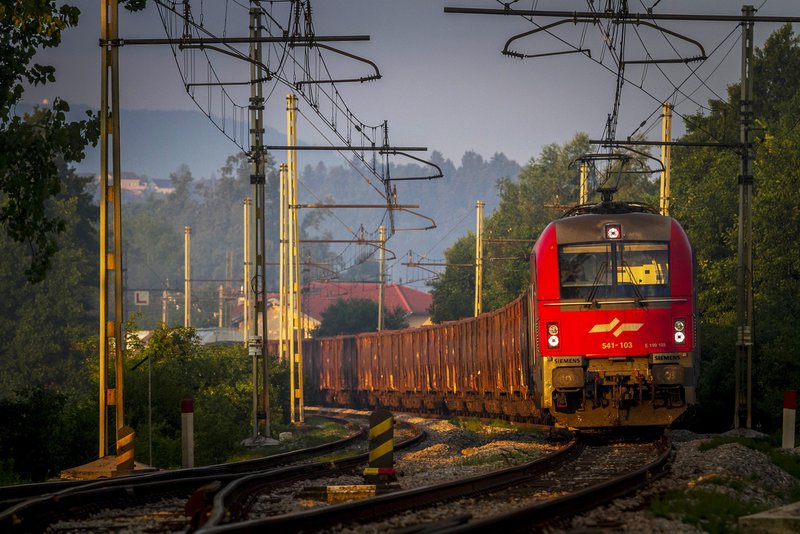 Fotografija: SŽ - Tovorni promet uporabnikom zagotavlja celovite logistične storitve, tako v klasičnem kot v kombiniranem prometu, ki vključuje tudi cestne prevoze. FOTO: Slovenske železnice