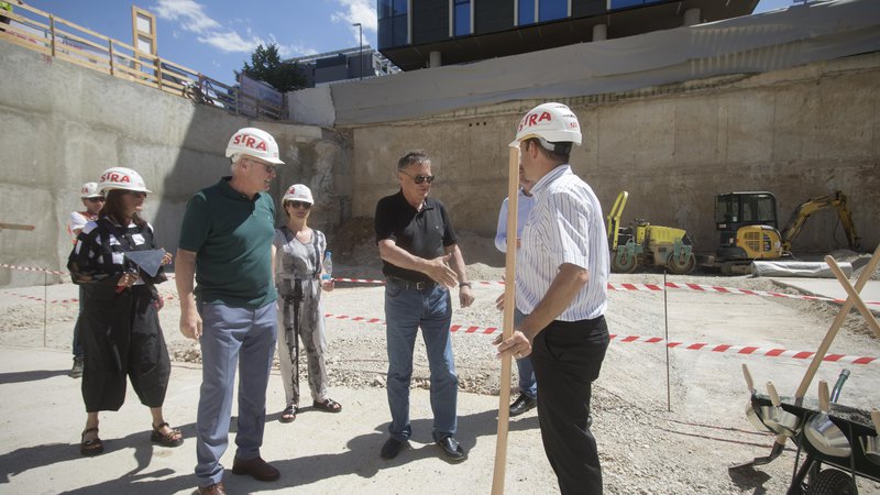 Fotografija: Temeljni kamen za Strabagovo poslovno stavbo sta včeraj položila župan Ljubljane Zoran Janković in predstavnik Strabaga Real Estate Michael Markart (desno). FOTO: Jure Eržen/DElo