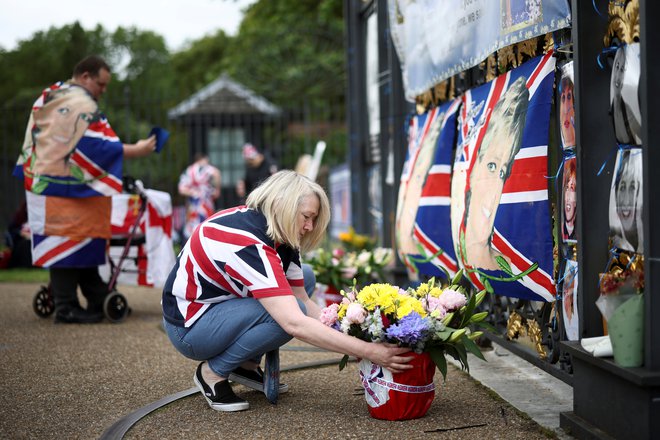 Valižanska princesa Diana se je mnogim usidrala v srce. Njeni oboževalci pred palačo pred njenim 60. rojstnim dnem že prinašajo cvetje. FOTO: Henry Nicholls/Reuters