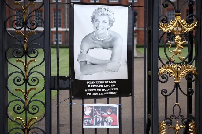 Poklonov tudi 24 let po Dianini smrti ne manjka: oboževalci jih pogosto obešajo na vrata Kensingtonske palače. FOTO: Henry Nicholls/Reuters