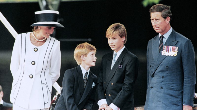 Fotografija: Diana s Charlesom in sinovoma Harryjem in Williamom dve leti pred tragično smrtjo. FOTO: Johnny Eggitt/AFP