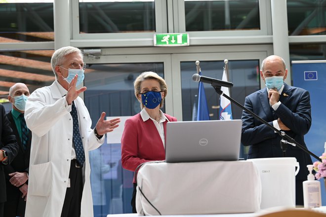 Predsednik vlade Janez Janša in predsednica evropske komisije Ursula von der Leyen na pediatrični kliniki v Ljubljani. FOTO: Ukom