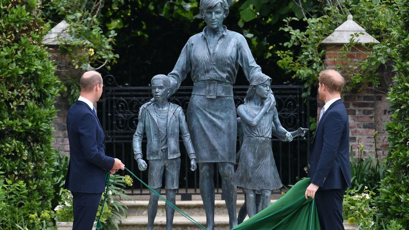 Fotografija: »Vsak dan si želimo, da bi bila še vedno z nami, in upamo, da bo ta kip za vedno simbol njenega življenja in zapuščine,« sta včeraj dejala britanska princa William in Harry. FOTO: AFP